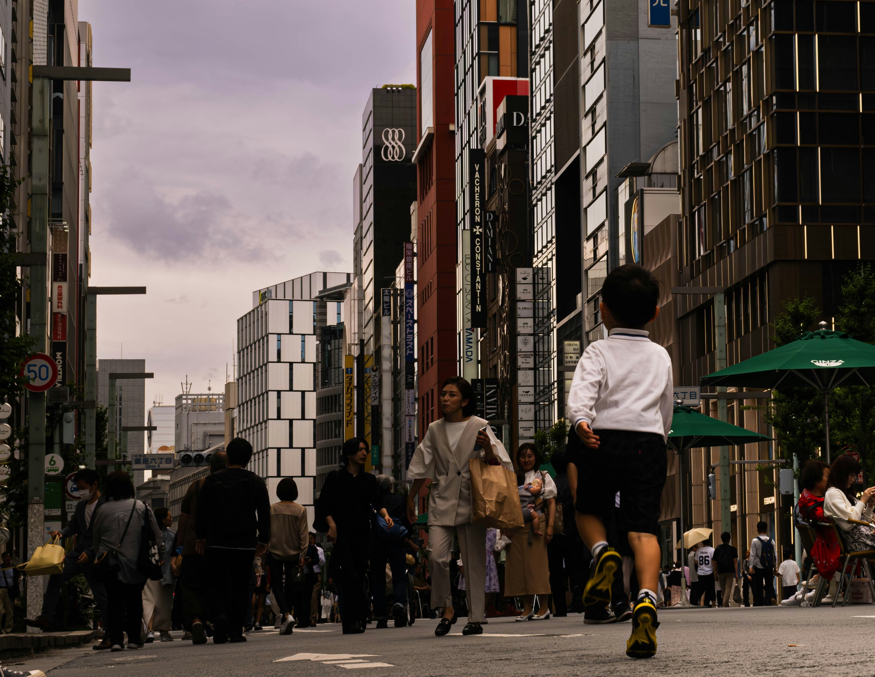 東京を歩く少年の写真